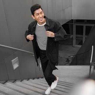 Какие низкие кеды носить с черным дождевиком мужчине