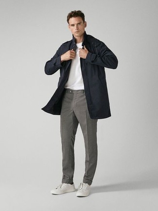 Какие низкие кеды носить с черным дождевиком мужчине