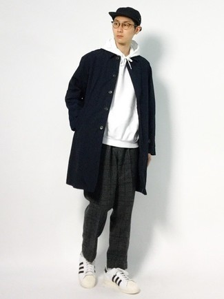 Какие низкие кеды носить с черным дождевиком мужчине