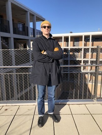 Как носить черный дождевик с темно-синими джинсами мужчине