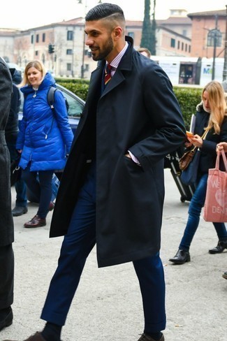 Какие костюмы носить с черным дождевиком