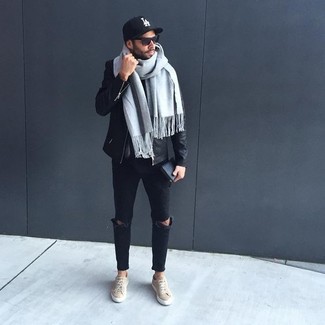 Как носить черные рваные джинсы с черной кожаной косухой мужчине