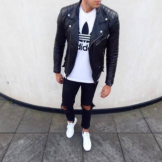 Как носить черные рваные джинсы с черной кожаной косухой мужчине