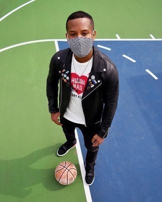 Как носить черные рваные джинсы с черной кожаной косухой мужчине