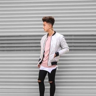 Как носить черные рваные джинсы с серым бомбером мужчине