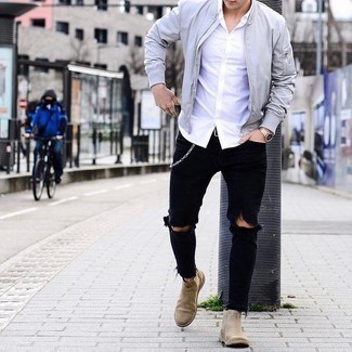 Как носить черные рваные джинсы с серым бомбером мужчине