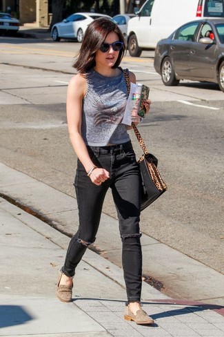 С чем носить черные рваные джинсы женщине