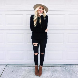 С чем носить черные рваные джинсы женщине