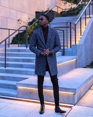 Как носить черные рваные джинсы с темно-синим длинным пальто