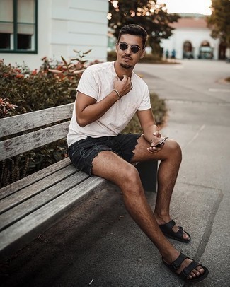 С чем носить черные рваные шорты мужчине