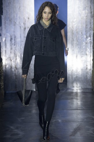 С чем носить черное облегающее платье с рюшами