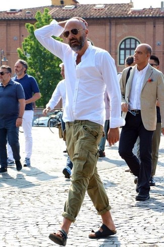 Какие брюки карго носить с черными сандалиями