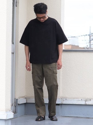 Какие брюки карго носить с черными сандалиями