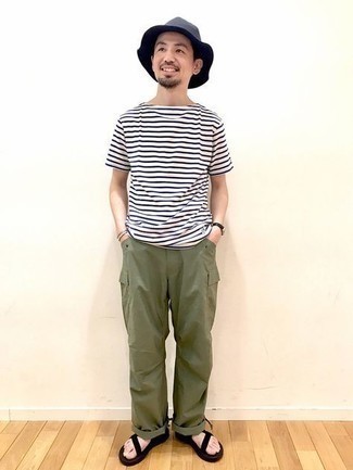 Какие брюки карго носить с черными сандалиями