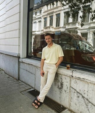 Какие брюки чинос носить с черными сандалиями