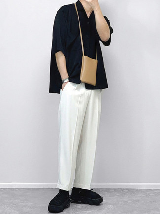 Какие брюки чинос носить с черными сандалиями