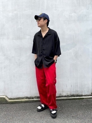 Какие брюки чинос носить с черными сандалиями