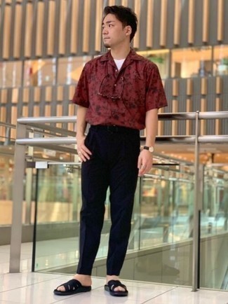 Какие брюки чинос носить с черными сандалиями