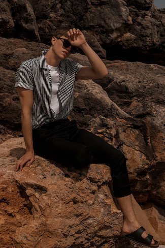 Какие брюки чинос носить с черными сандалиями