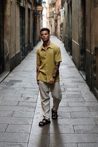 Какие брюки чинос носить с черными сандалиями