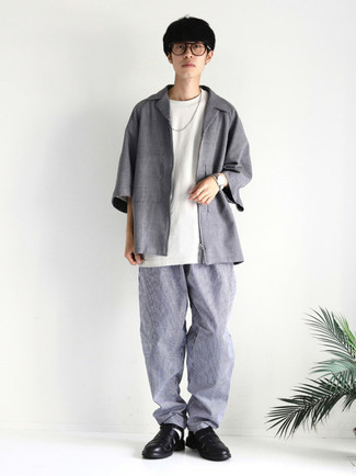 Какие брюки чинос носить с черными сандалиями