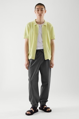 Какие брюки чинос носить с черными сандалиями