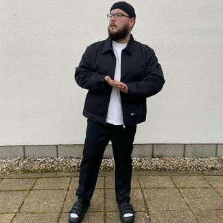 Какие брюки чинос носить с черными сандалиями