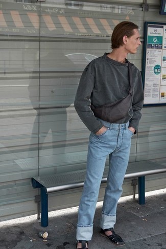 Какие свитера с круглым вырезом носить с черными сандалиями мужчине