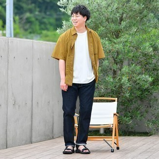 Какие джинсы носить с черными сандалиями мужчине