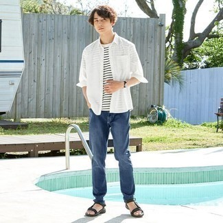 Какие джинсы носить с черными сандалиями мужчине