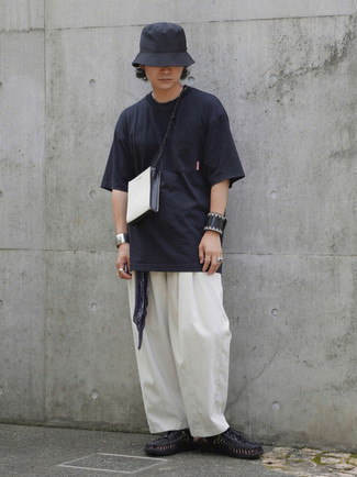 С чем носить черные сандалии мужчине