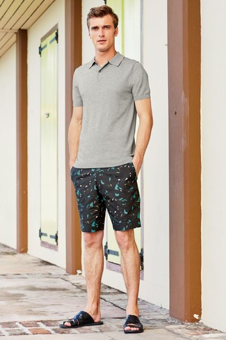 Какие футболки-поло носить с черными сандалиями мужчине