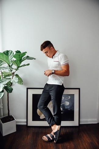 Какие футболки-поло носить с черными сандалиями мужчине