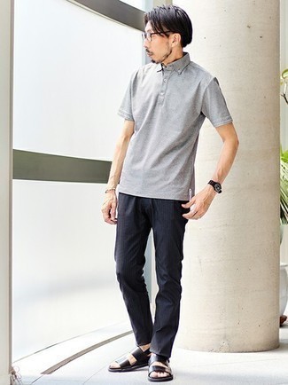 Какие футболки-поло носить с черными сандалиями мужчине