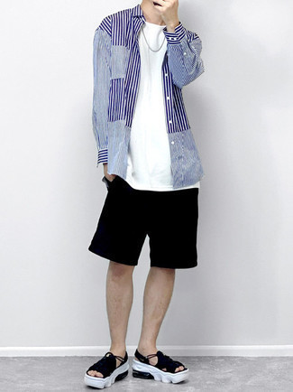 Какие шорты носить с черными сандалиями мужчине