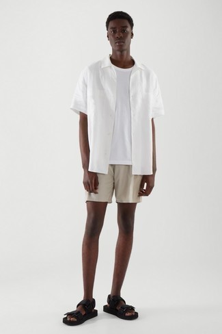 Какие шорты носить с черными сандалиями мужчине