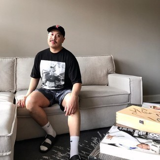 Какие шорты носить с черными сандалиями мужчине