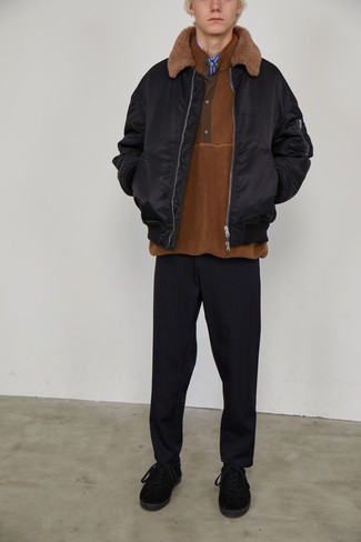 С чем носить черный сатиновый бомбер мужчине