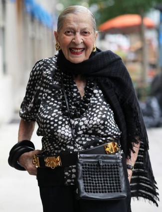 С чем носить черный шарф женщине