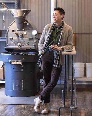 С чем носить черный шарф мужчине