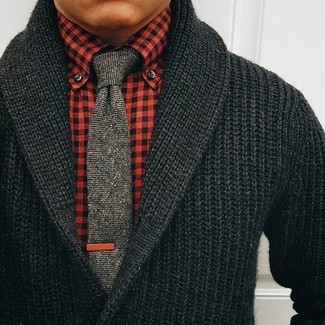 С чем носить черный кардиган с отложным воротником мужчине