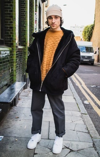 Как носить черную дубленку с белыми кожаными низкими кедами мужчине