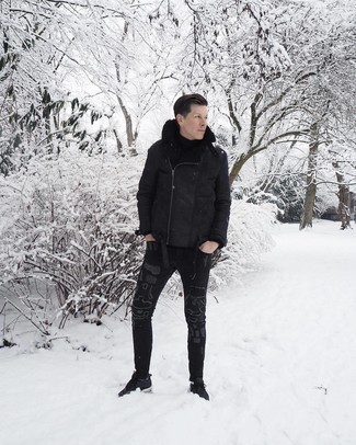 Как носить черную короткую дубленку с черными кроссовками мужчине