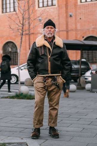 Как носить черную короткую дубленку с черными кожаными ботинками дезертами