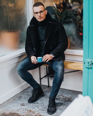 Как носить черную короткую дубленку с черными замшевыми повседневными ботинками мужчине