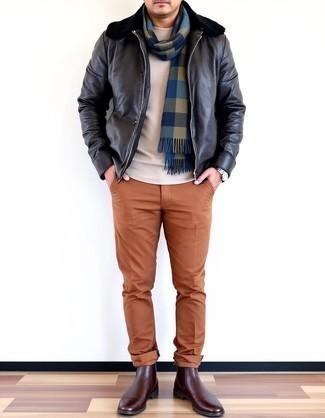 Как носить черную короткую дубленку с коричневыми брюками чинос