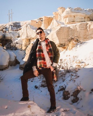 Как носить черную короткую дубленку с коричневыми брюками чинос