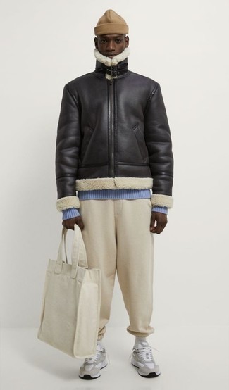 Как носить черную короткую дубленку с темно-серыми кроссовками мужчине