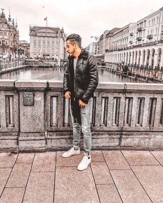 Как носить черную короткую дубленку с темно-серыми джинсами мужчине