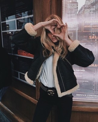 Какие футболки с круглым вырезом носить с черной короткой дубленкой женщине